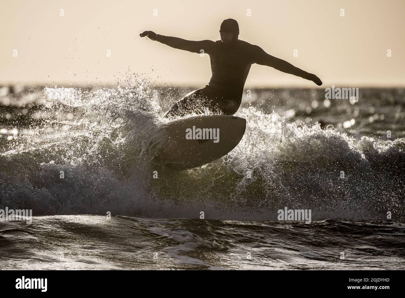 Surfer genießen am 23. Januar 2021 die Sonne, die Wellen und das milde Wetter auf Toro, Nynashamn, im Stockholmer Archipel. Foto: Pontus Orre / TT Code 2559 Stockfoto