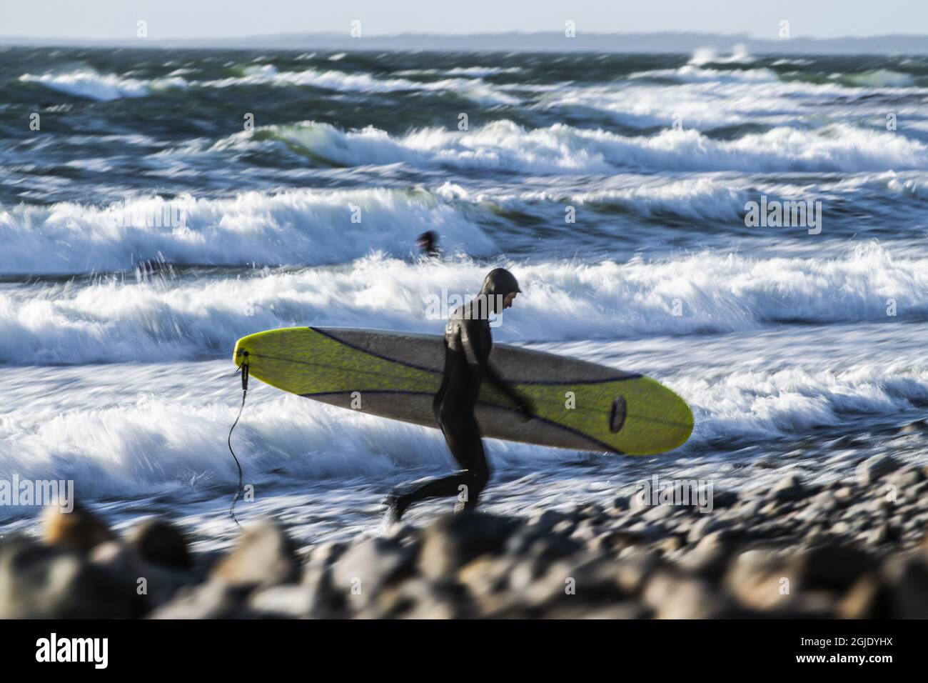 Surfer genießen am 23. Januar 2021 die Sonne, die Wellen und das milde Wetter auf Toro, Nynashamn, im Stockholmer Archipel. Foto: Pontus Orre / TT Code 2559 Stockfoto