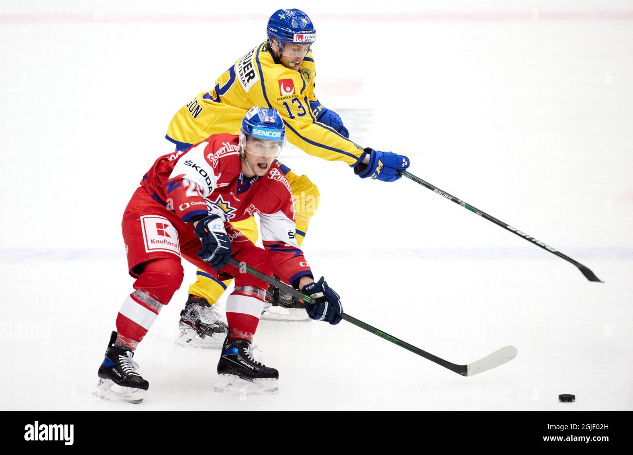 Radan Lenc (L) aus der Tschechischen Republik und Niklas Hansson aus Schweden kämpfen während des Eishockey-Spiels Beijer Hockey Games (Euro Hockey Tour) zwischen der Tschechischen Republik und Schweden in der Malmo Arena am 11. Februar 2021 um den Puck. Foto: Andreas Hillergren / TT / Code 10600 Stockfoto