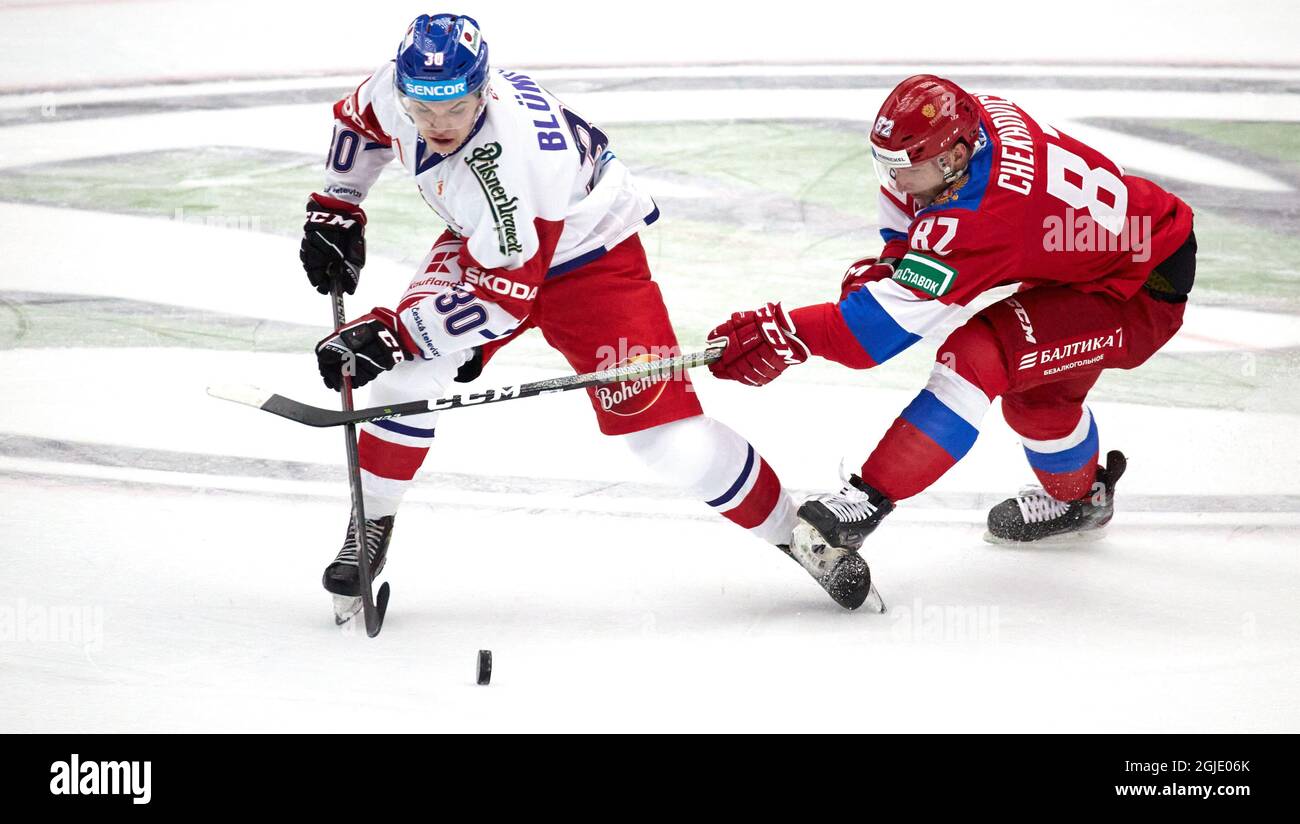 MALMOE 20210214 Zcech Matej Blumel gegen den russischen Ivan Tschechovich am Sonntag, den 14. Februar 2021 Euro Hockey Tour zwischen Russland und Tschechien in der Malmoe Arena. Foto Andreas Hillergren / TT kod 10600 Stockfoto