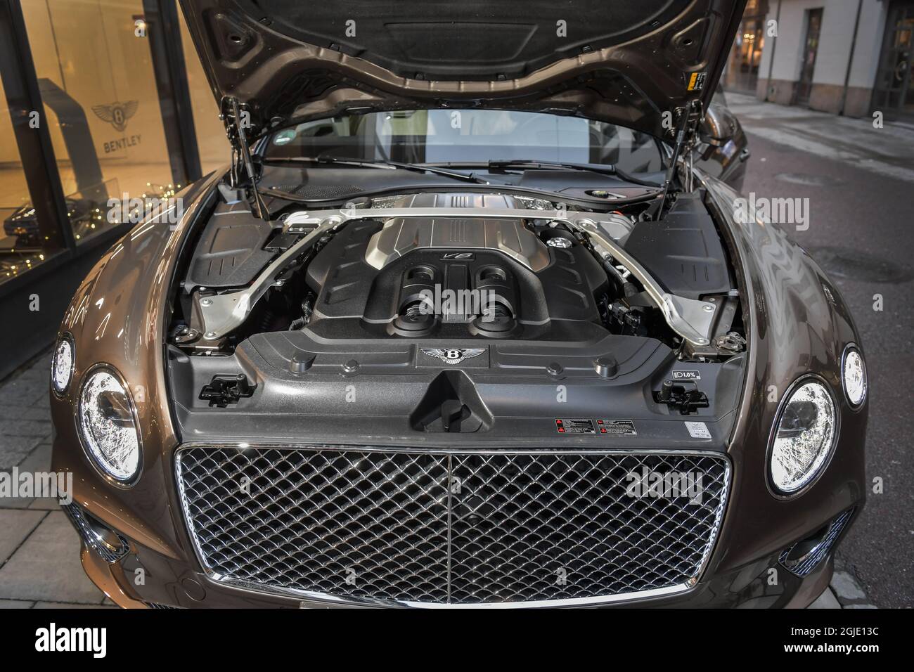 Bentley Continental GT V8 Cabrio. 4.0 Liter Achtzylinder-Benzinmotor Foto:  Anders Wiklund / TT / Code 10040 Stockfotografie - Alamy