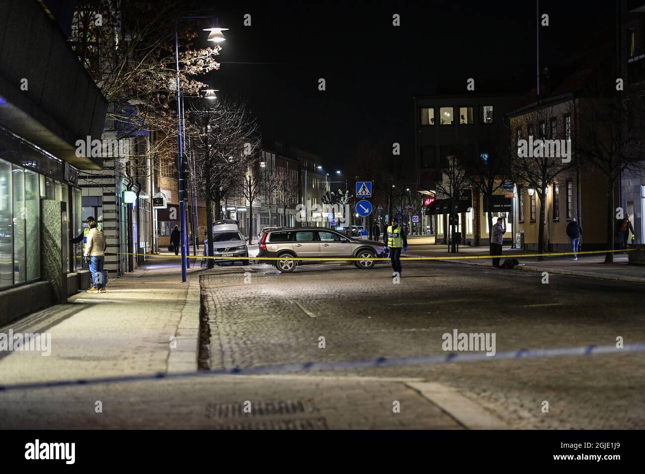 VETLANDA 20210303 der Ort im Zentrum von Vetlanda, an dem ein Mann am Mittwoch, dem 3. März 2021, mehrere Personen mit einem unidentifizierten Arm angegriffen hat. Der Mann, der in den Zwanzigern ist, griff acht Personen an und wurde später von der Polizei angeschossen. Der Vorfall wurde zunächst als mutmaßlicher versuchter Mord untersucht, später jedoch in ein mutmaßlich terroristisches Verbrechen umgewandelt. Foto: Mikael Fritzon / TT / kod 62360 Stockfoto