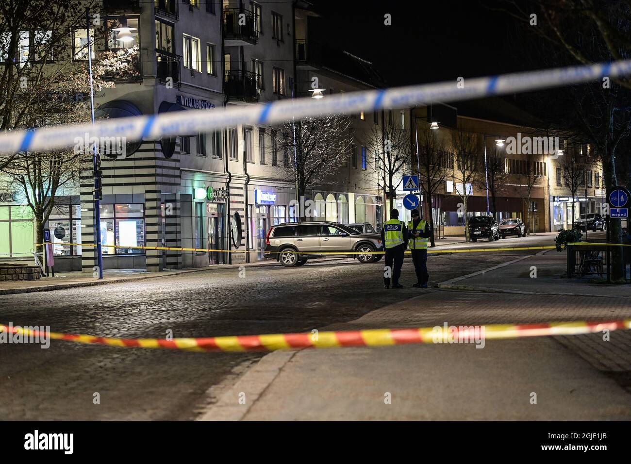 VETLANDA 20210303 der Ort im Zentrum von Vetlanda, an dem ein Mann am Mittwoch, dem 3. März 2021, mehrere Personen mit einem unidentifizierten Arm angegriffen hat. Der Mann, der in den Zwanzigern ist, griff acht Personen an und wurde später von der Polizei angeschossen. Der Vorfall wurde zunächst als mutmaßlicher versuchter Mord untersucht, später jedoch in ein mutmaßlich terroristisches Verbrechen umgewandelt. Foto: Mikael Fritzon / TT / kod 62360 Stockfoto