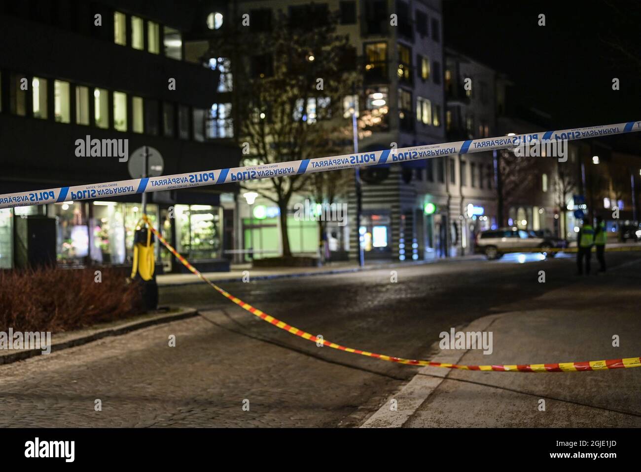 VETLANDA 20210303 der Ort im Zentrum von Vetlanda, an dem ein Mann am Mittwoch, dem 3. März 2021, mehrere Personen mit einem unidentifizierten Arm angegriffen hat. Der Mann, der in den Zwanzigern ist, griff acht Personen an und wurde später von der Polizei angeschossen. Der Vorfall wurde zunächst als mutmaßlicher versuchter Mord untersucht, später jedoch in ein mutmaßlich terroristisches Verbrechen umgewandelt. Foto: Mikael Fritzon / TT / kod 62360 Stockfoto