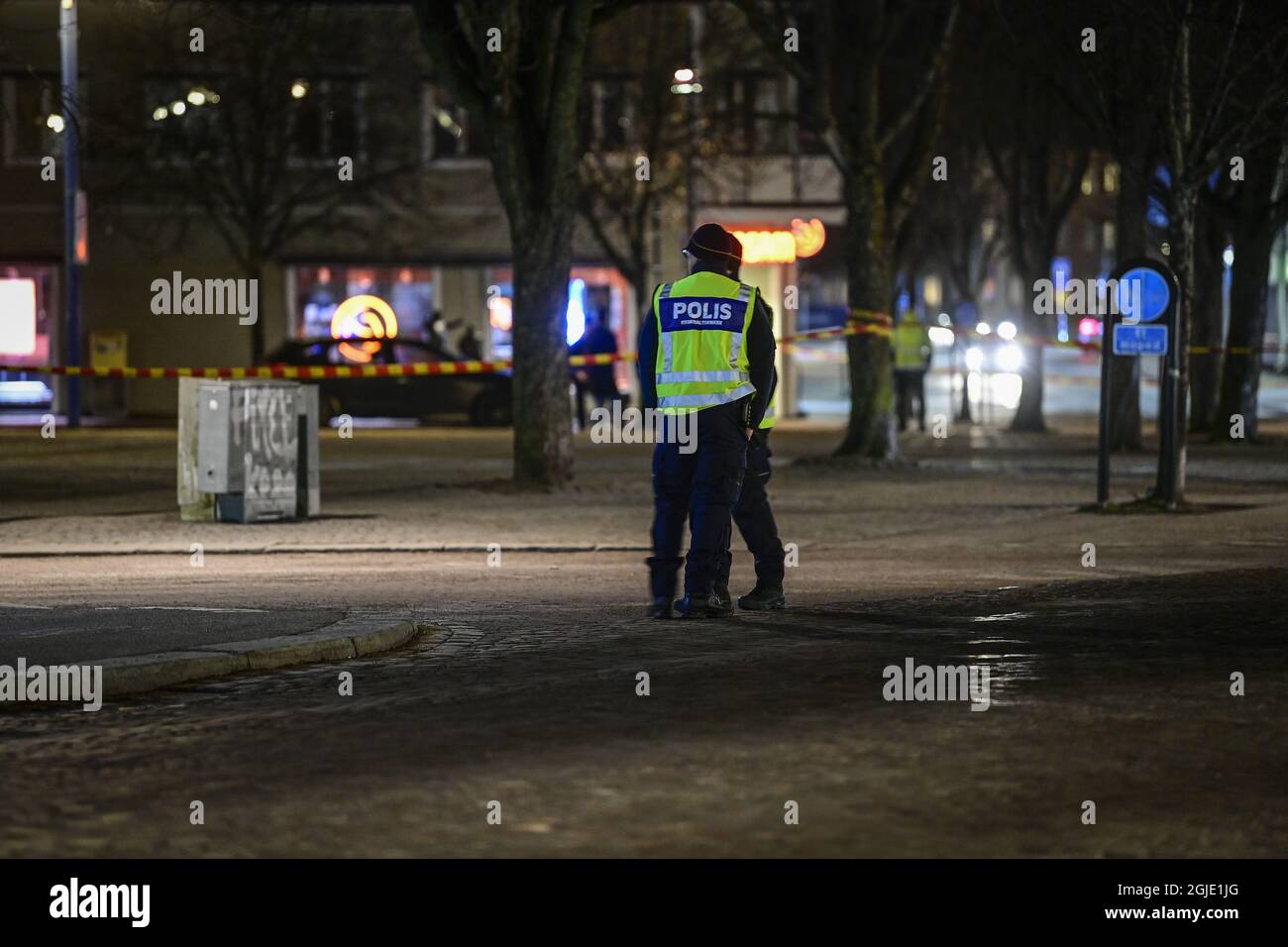 VETLANDA 20210303 der Ort im Zentrum von Vetlanda, an dem ein Mann am Mittwoch, dem 3. März 2021, mehrere Personen mit einem unidentifizierten Arm angegriffen hat. Der Mann, der in den Zwanzigern ist, griff acht Personen an und wurde später von der Polizei angeschossen. Der Vorfall wurde zunächst als mutmaßlicher versuchter Mord untersucht, später jedoch in ein mutmaßlich terroristisches Verbrechen umgewandelt. Foto: Mikael Fritzon / TT / kod 62360 Stockfoto