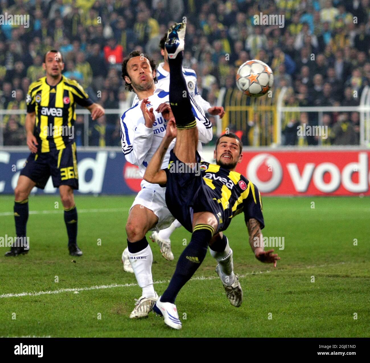 Fenerbahces Mateja KEZMAN (C), edu (L) und Chelsea's Ricardo CARVALHO (Zurück) während ihres UEFA Champions League Viertelfinalspieles Fenerbahce zwischen Chelsea im SukruSaracoglu Stadion im Kadikoy in Istanbul Türkei. Stockfoto