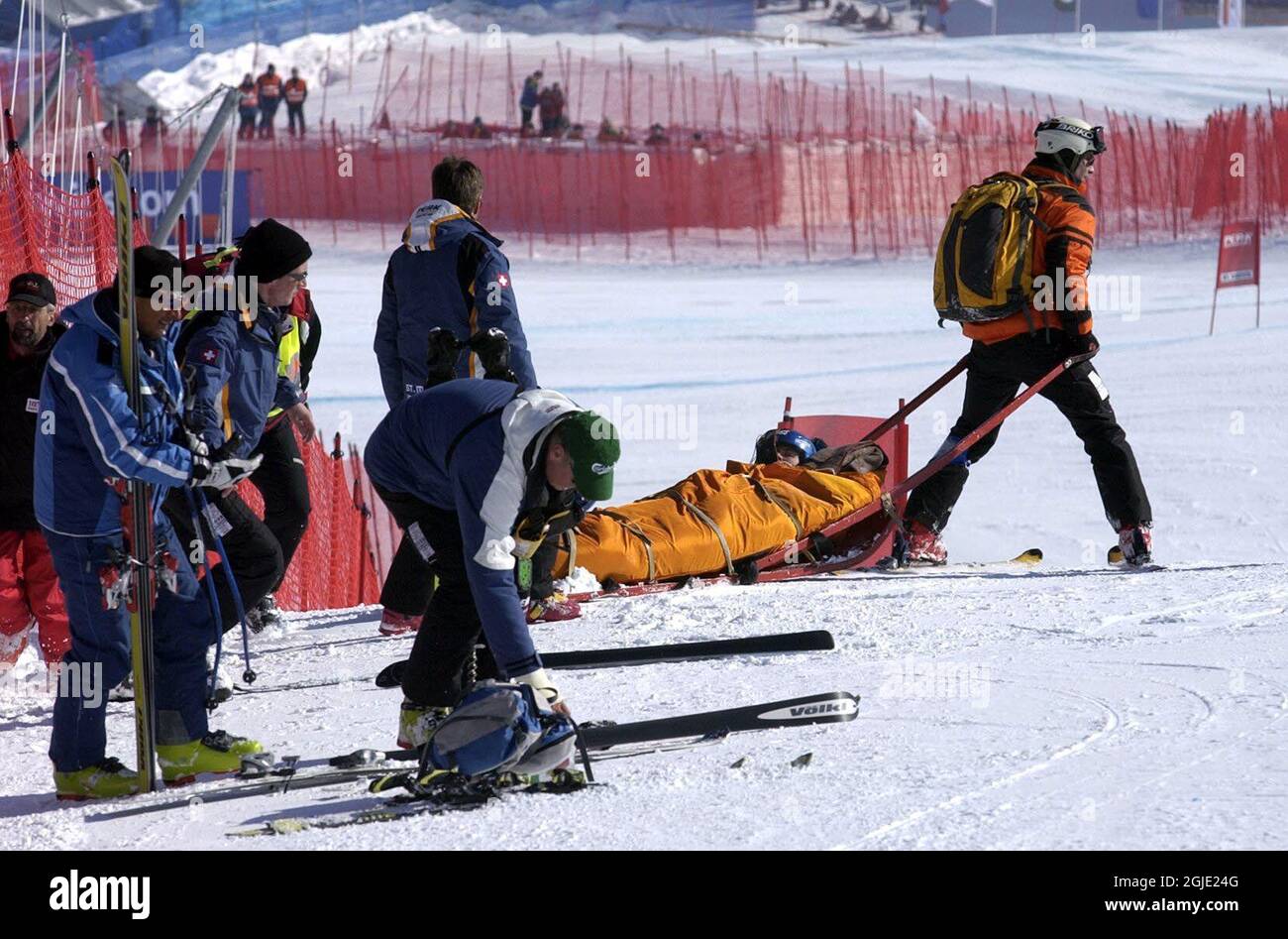Die italienische Lucia Recchia stürzte nach einem Sprung in die Abfahrt der Damen bei den Alpinen Ski-Weltmeisterschaften in St. Moritz, Schweiz, am 9. Februar 2003, in den Zaun Stockfoto