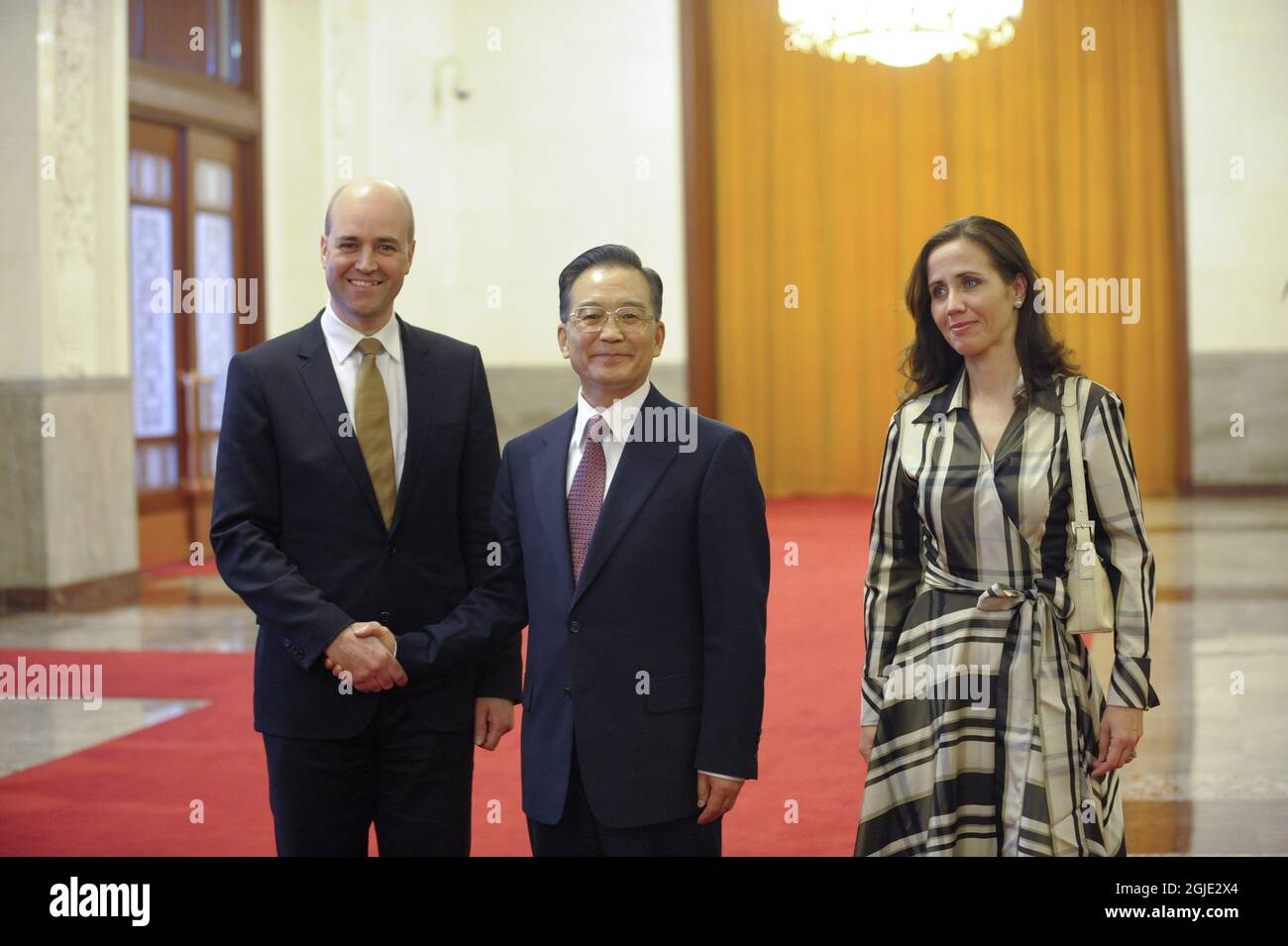 Der schwedische Premierminister Fredrik Reinfeldt und seine Frau Filippa werden vom chinesischen Premierminister Wen Jiabao in Peking, China, in der Großen Halle des Volkes begrüßt. Stockfoto