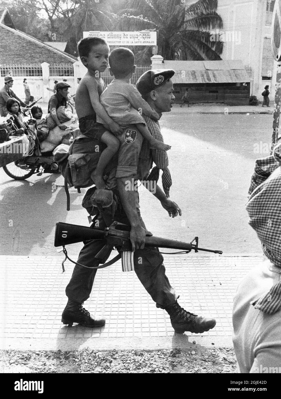 Phnom Penh 1975-05-06 Ein Soldat von Lon Nol, der auf der Flucht war und zwei Kinder auf dem Rücken trug. Foto: Sven-Erik Sjoberg / DN / TT / Code: 53 Stockfoto