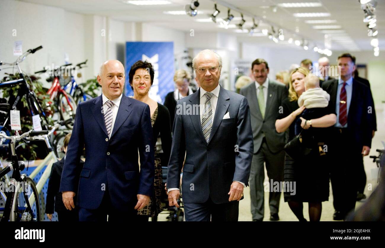 König Carl XVI Gustaf, rechts, besuchte am Dienstag die Monark Fahrradfabrik in Varberg an der schwedischen Westküste. Salvatore Grimaldi, CEO des Unternehmens, führte den König durch die Räumlichkeiten. Stockfoto