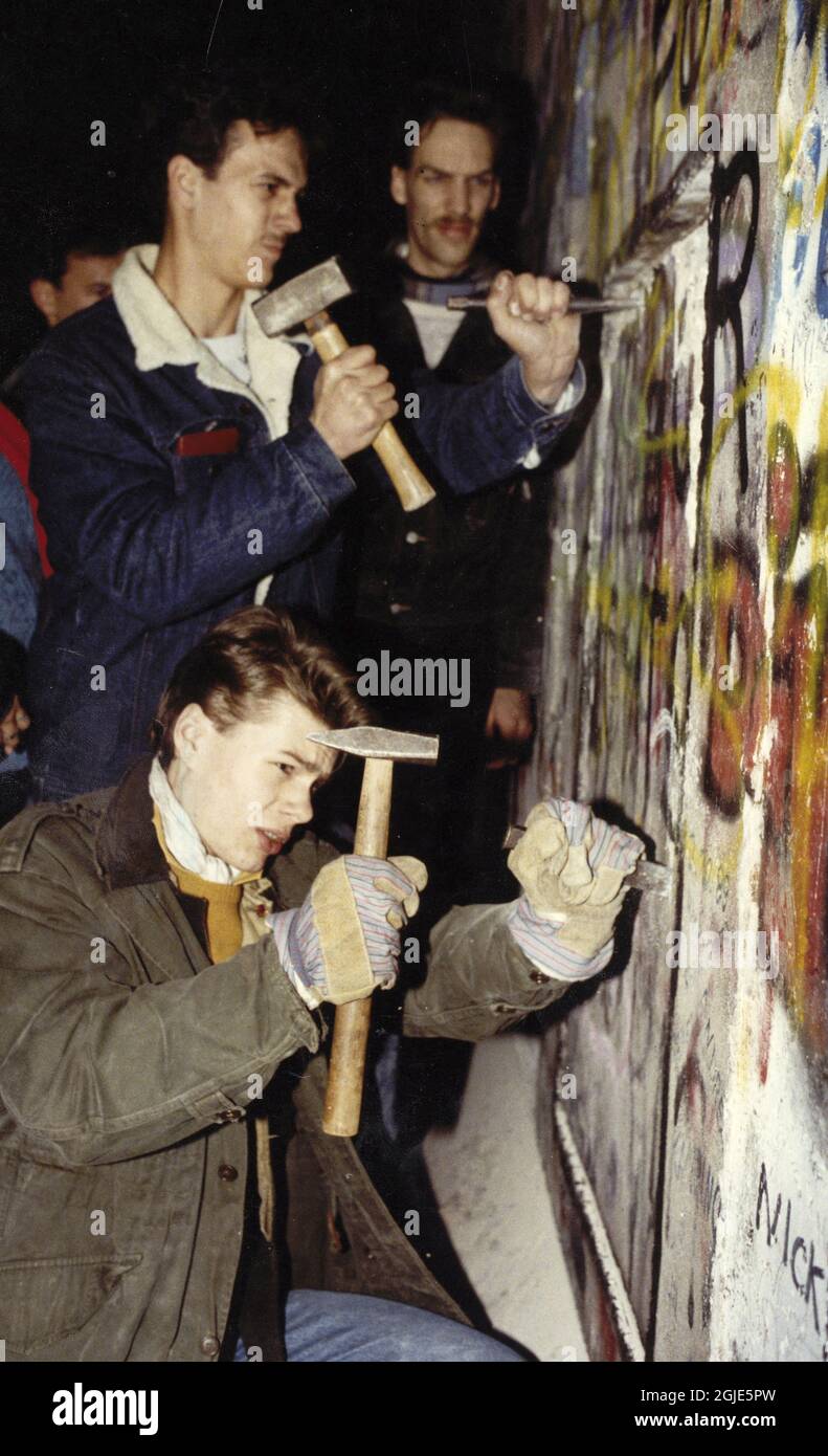 Berlin 1989-11-15 der Fall der Berliner Mauer, die Grenzöffnung. Menschen, die versuchen, die Wand mit verschiedenen Werkzeugen niederzureißen. Foto: Sven-Erik Sjoberg / DN / TT / Code 53 Stockfoto