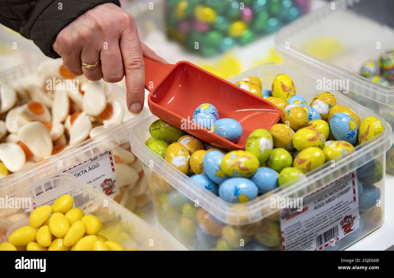 Pflücken und mischen Sie Süßigkeiten und Süßigkeiten. Foto: Johan Nilsson / TT / Code 50090 Stockfoto