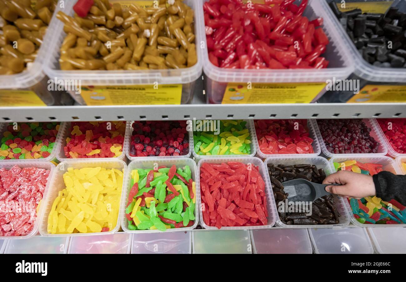 Pflücken und mischen Sie Süßigkeiten und Süßigkeiten. Foto: Johan Nilsson / TT / Code 50090 Stockfoto