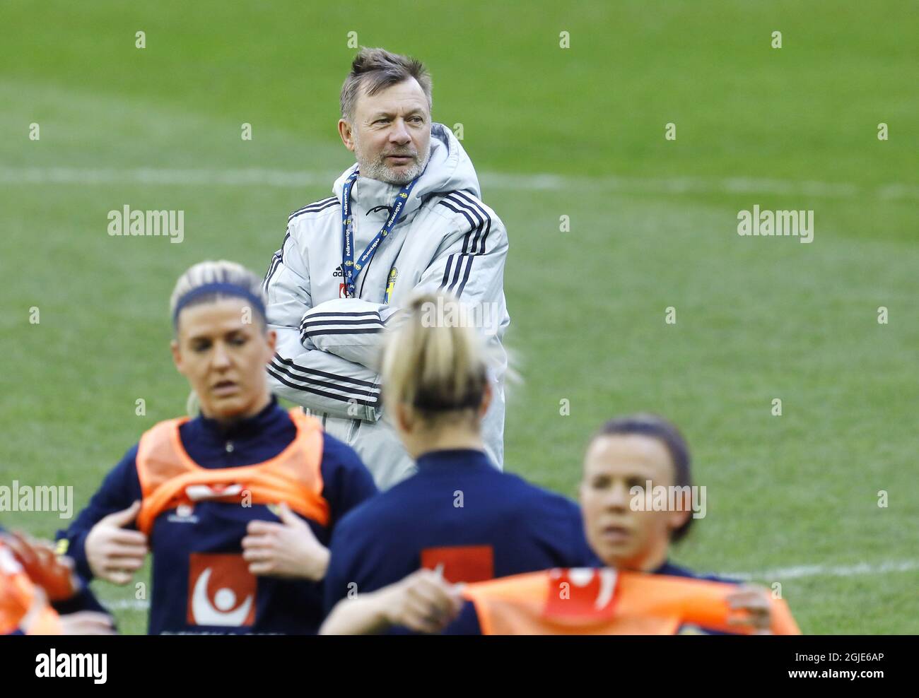 Peter Gerhardsson, FÃ¶rbundskapten Sveriges damlandslag i fotboll, trÃ¤Ning pÃ¥ Friends Arena. Svenska FotbollsfÃ¶rbundet. Stockholm. 2021-04-08 (c) Patrik C Ã–sterberg / TT Code: 2857 Englisch: Peter Gerhardsson, Nationalmannschaftskapitän; Schwedens Frauennationalmannschaft im Fußball, Training in der Friends Arena. Schwedischer Fußballverband. Stockholm. Stockfoto