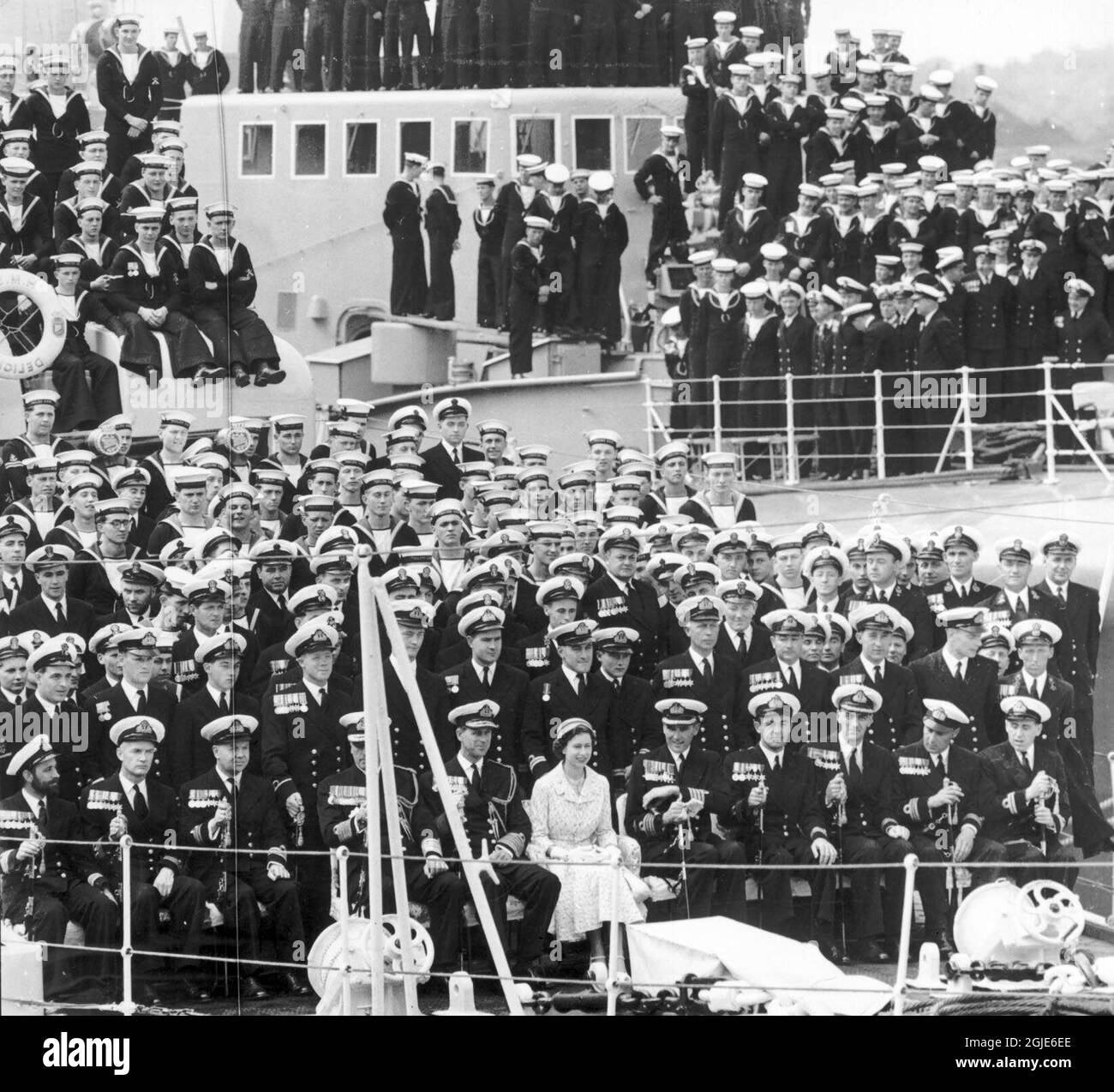 Königin Elizabeth II. Und Prinz Philip bei einem Staatsbesuch in Stockholm, Schweden im Juni 1956. Die Besatzung und andere Würdenträger versammelten sich an Bord der Britannia. Foto: Folke Hellberg / DN / TT Code: 23 Stockfoto