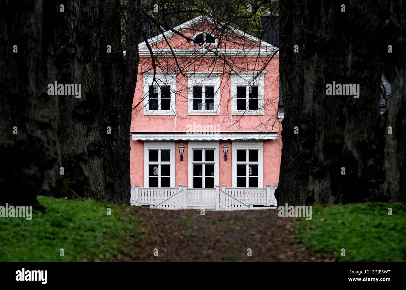 Villa Beylon im Park des Ulriksdal Palace außerhalb von Stockholm. Das prächtige rosafarbene Gebäude aus dem 18. Jahrhundert wird gerade renoviert und die Gerüchte besagen, dass Kronprinzessin Victoria und ihr Freund Daniel Westling einziehen werden, wenn alles fertig ist. Stockfoto