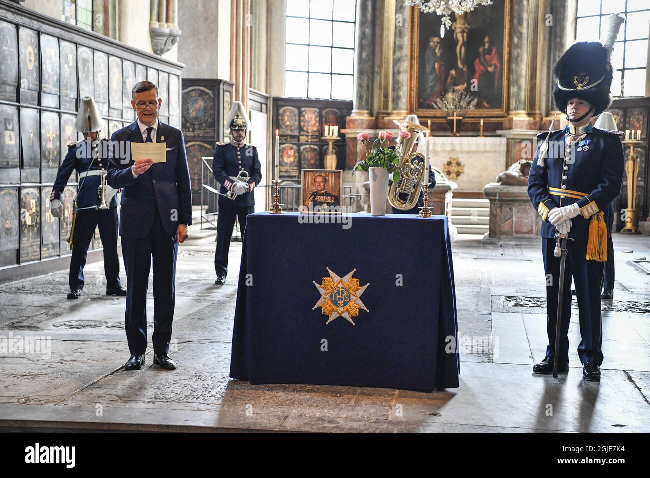 Der verstorbene Prinz Philip, Herzog von Edinburgh, wird am 17. April 2021 in der Riddarholmen-Kirche in Stockholm, Schweden, feierlich honoriert. Der königliche Orden der Seraphim von Prinz Philip wird während einer Stunde Glocke in der Kirche aufgestellt. Prinz Philip wurde 1954 von König Gustaf VI. Adolf zum Ritter des Seraphim-Ordens gemacht. Foto: Jessica Gow / TT / Code 10070 *** SCHWEDEN OUT *** Stockfoto