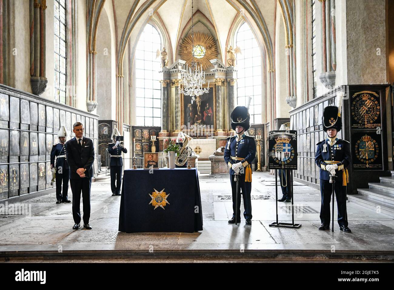 Der verstorbene Prinz Philip, Herzog von Edinburgh, wird am 17. April 2021 in der Riddarholmen-Kirche in Stockholm, Schweden, feierlich honoriert. Der königliche Orden der Seraphim von Prinz Philip wird während einer Stunde Glocke in der Kirche aufgestellt. Prinz Philip wurde 1954 von König Gustaf VI. Adolf zum Ritter des Seraphim-Ordens gemacht. Foto: Jessica Gow / TT / Code 10070 *** SCHWEDEN OUT *** Stockfoto