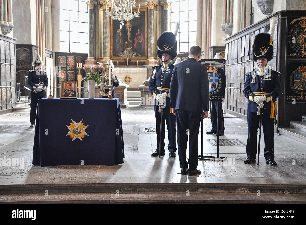 Der verstorbene Prinz Philip, Herzog von Edinburgh, wird am 17. April 2021 in der Riddarholmen-Kirche in Stockholm, Schweden, feierlich honoriert. Der königliche Orden der Seraphim von Prinz Philip wird während einer Stunde Glocke in der Kirche aufgestellt. Prinz Philip wurde 1954 von König Gustaf VI. Adolf zum Ritter des Seraphim-Ordens gemacht. Foto: Jessica Gow / TT / Code 10070 *** SCHWEDEN OUT *** Stockfoto