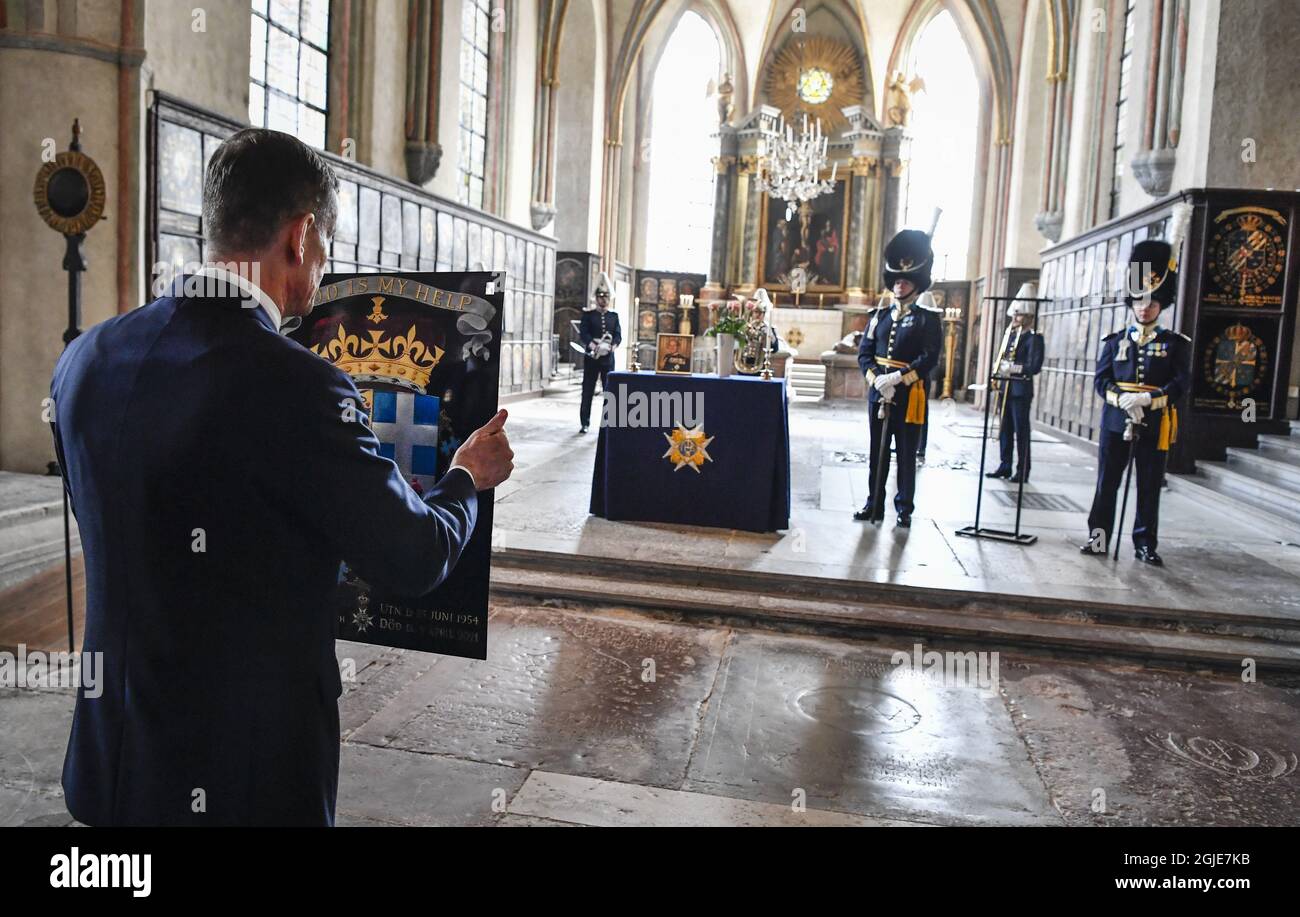 Der verstorbene Prinz Philip, Herzog von Edinburgh, wird am 17. April 2021 in der Riddarholmen-Kirche in Stockholm, Schweden, feierlich honoriert. Der königliche Orden der Seraphim von Prinz Philip wird während einer Stunde Glocke in der Kirche aufgestellt. Prinz Philip wurde 1954 von König Gustaf VI. Adolf zum Ritter des Seraphim-Ordens gemacht. Foto: Jessica Gow / TT / Code 10070 *** SCHWEDEN OUT *** Stockfoto