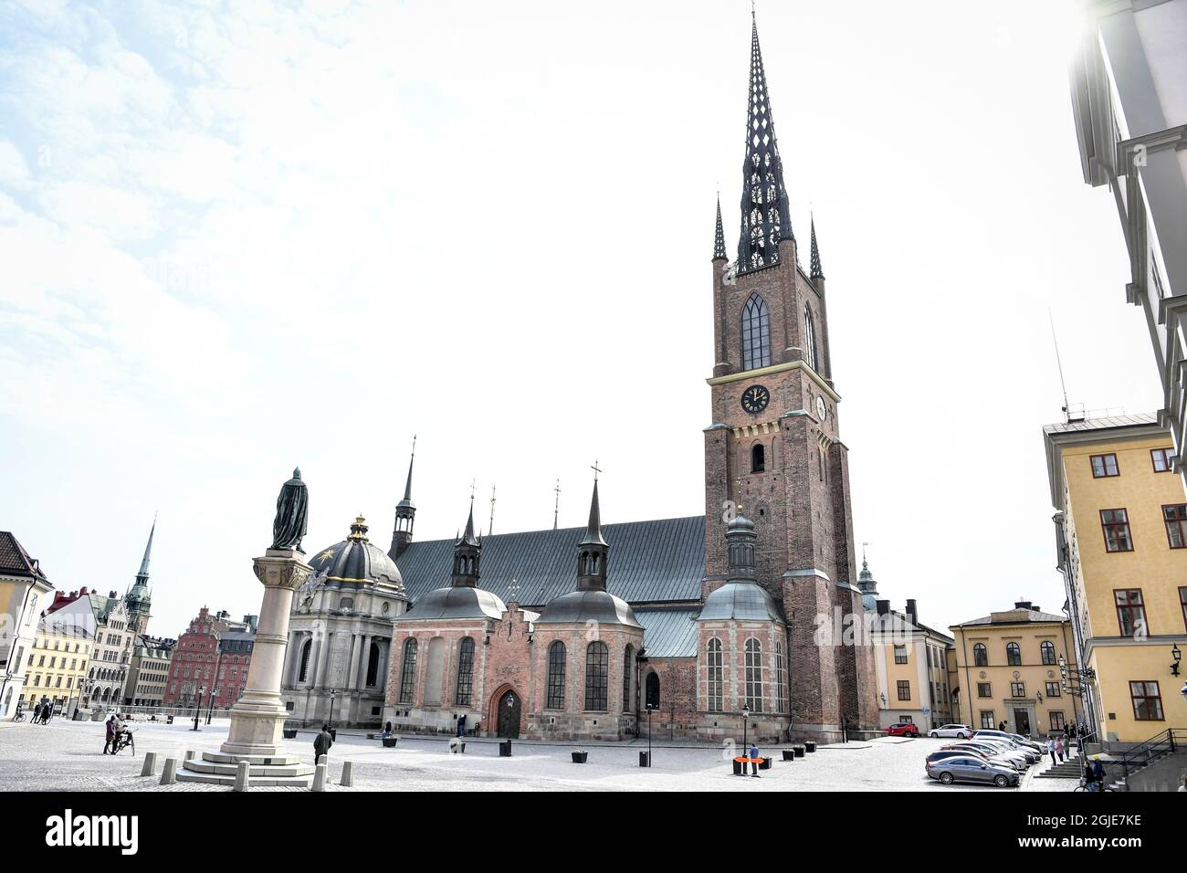 Eine Außenansicht der Riddarholmen-Kirche in Stockholm, Schweden, am 17. April 2021, während einer Zeremonie zu Ehren des verstorbenen britischen Prinzen Philip, Herzog von Edinburgh. Der königliche Orden der Seraphim von Prinz Philip wurde während einer einstündigen Glocke in der Kirche aufgestellt. Prinz Philip wurde 1954 von König Gustaf VI. Adolf zum Ritter des Seraphim-Ordens gemacht. Foto: Jessica Gow / TT / Code 10070 *** SCHWEDEN OUT *** Stockfoto
