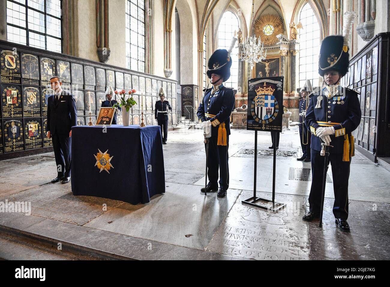 Der verstorbene Prinz Philip, Herzog von Edinburgh, wird am 17. April 2021 in der Riddarholmen-Kirche in Stockholm, Schweden, feierlich honoriert. Der königliche Orden der Seraphim von Prinz Philip wird während einer Stunde Glocke in der Kirche aufgestellt. Prinz Philip wurde 1954 von König Gustaf VI. Adolf zum Ritter des Seraphim-Ordens gemacht. Foto: Jessica Gow / TT / Code 10070 *** SCHWEDEN OUT *** Stockfoto