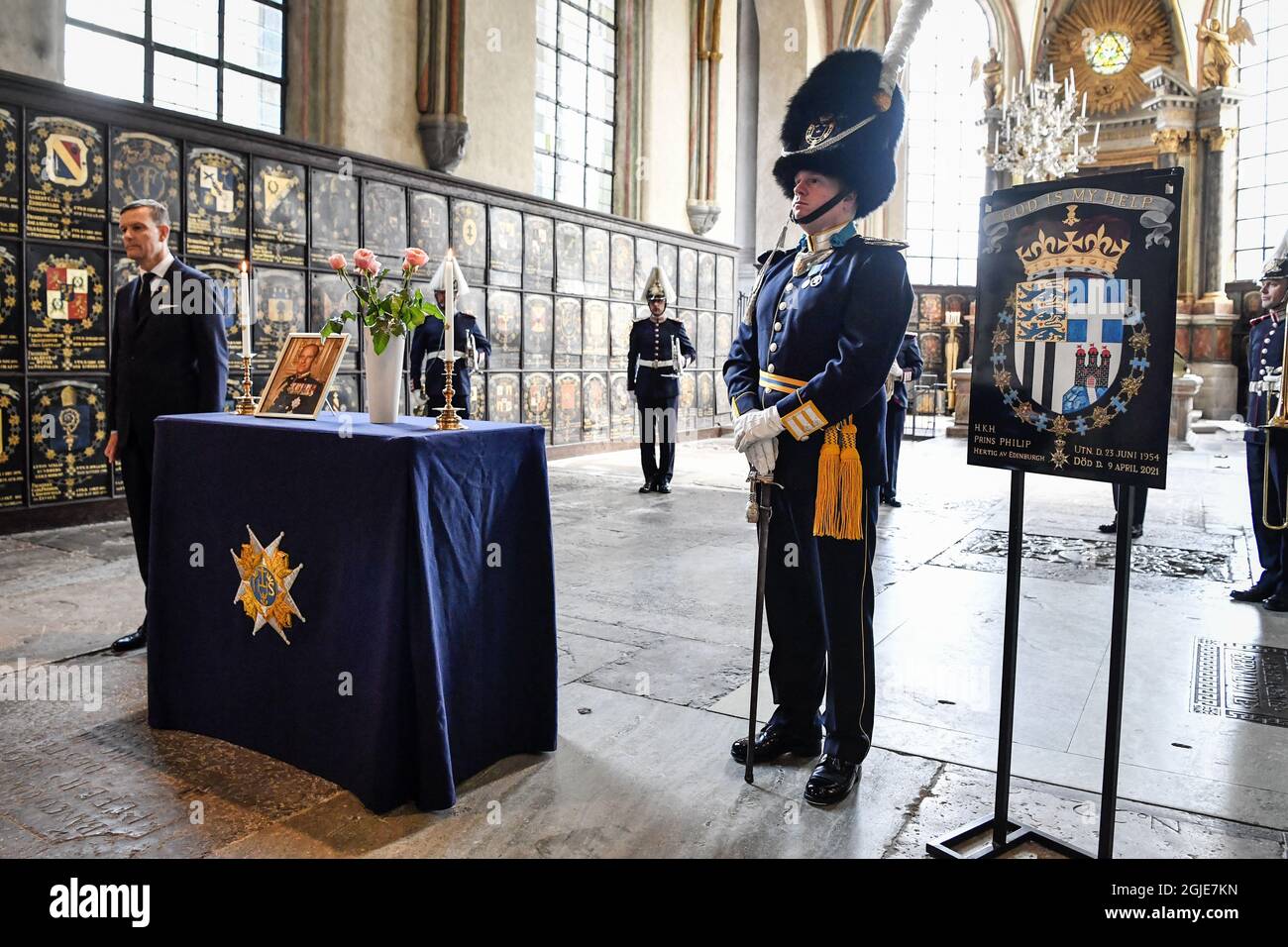 Der verstorbene Prinz Philip, Herzog von Edinburgh, wird am 17. April 2021 in der Riddarholmen-Kirche in Stockholm, Schweden, feierlich honoriert. Der königliche Orden der Seraphim von Prinz Philip wird während einer Stunde Glocke in der Kirche aufgestellt. Prinz Philip wurde 1954 von König Gustaf VI. Adolf zum Ritter des Seraphim-Ordens gemacht. Foto: Jessica Gow / TT / Code 10070 *** SCHWEDEN OUT *** Stockfoto