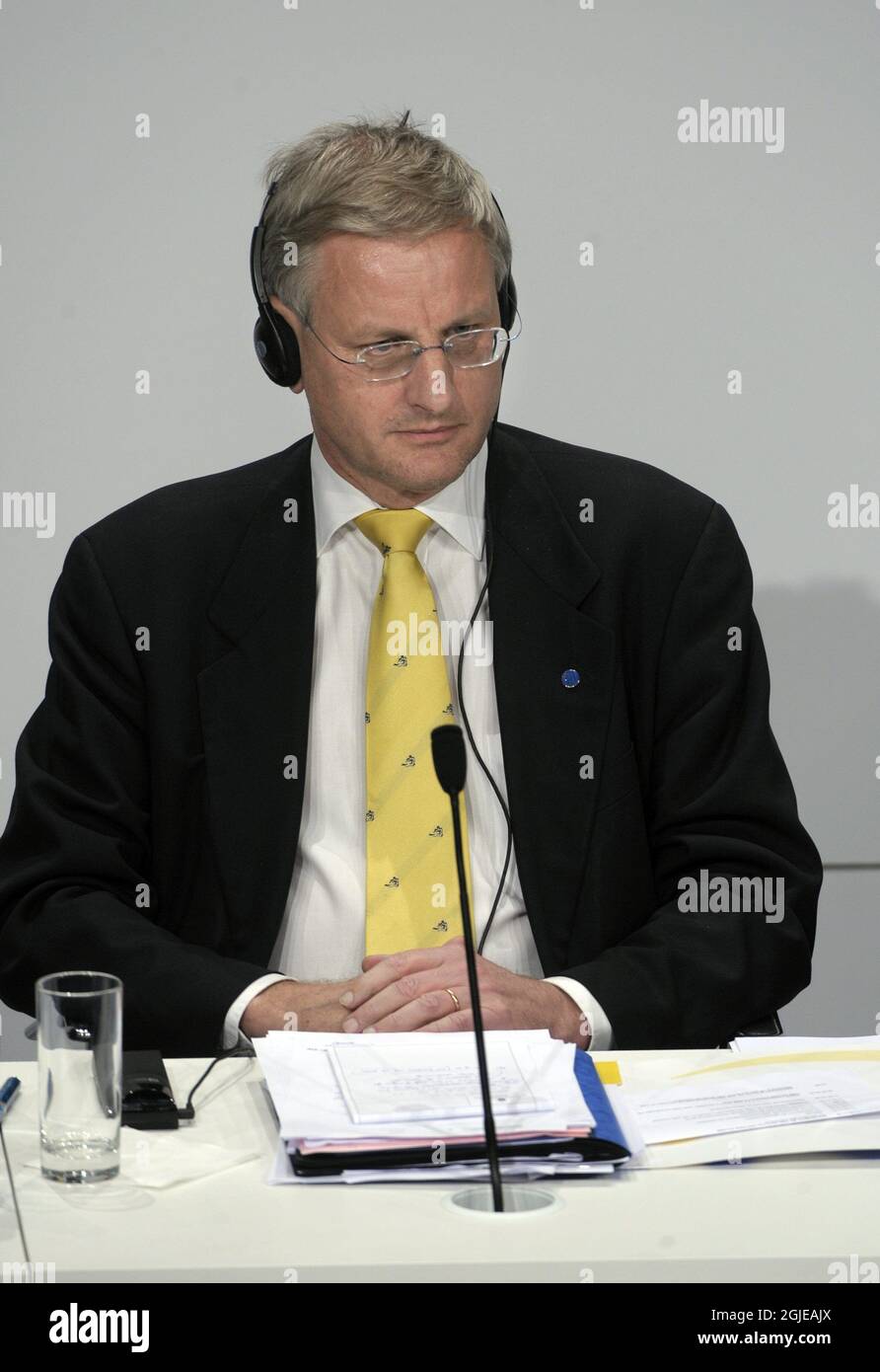 Der irakische Premierminister Nuri al-Maliki, links, spricht auf einer Pressekonferenz mit dem schwedischen Außenminister Carl Bildt, Mitte, und dem UN-Generalsekretär Ban Ki-moon nach der ersten jährlichen Überprüfung des Internationalen Pakts mit dem Irak in Stockholm. Stockfoto