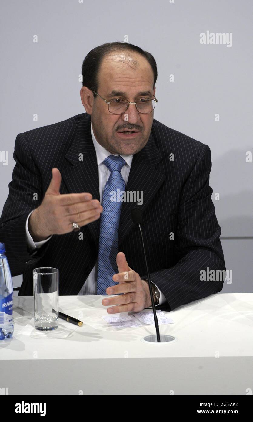Der irakische Premierminister Nuri al-Maliki, links, spricht auf einer Pressekonferenz mit dem schwedischen Außenminister Carl Bildt, Mitte, und dem UN-Generalsekretär Ban Ki-moon nach der ersten jährlichen Überprüfung des Internationalen Pakts mit dem Irak in Stockholm. Stockfoto