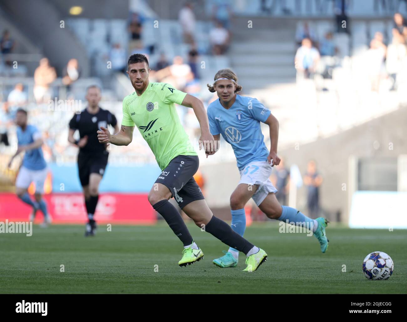 Nedeljko Piscevic aus Riga und Sebastian Nanasidevic aus Malmö beim UEFA Champions League-Qualifikationsspiel erste Runde, 1. Etappe, zwischen Malmo FF und dem FC Riga im MalmÃ¶ New Stadium, Malmö, Schweden, 7. Juli 2021. Foto: Andreas Hillergren / TT Kod: 10600 Stockfoto