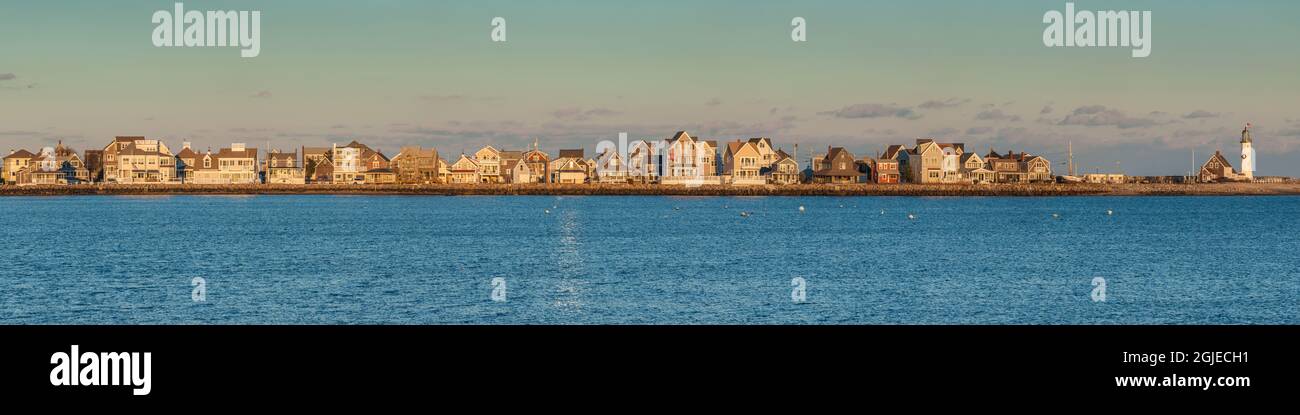 USA, New England, Massachusetts, Scituate, Strandhäuser mit Scituate Leuchtturm Stockfoto
