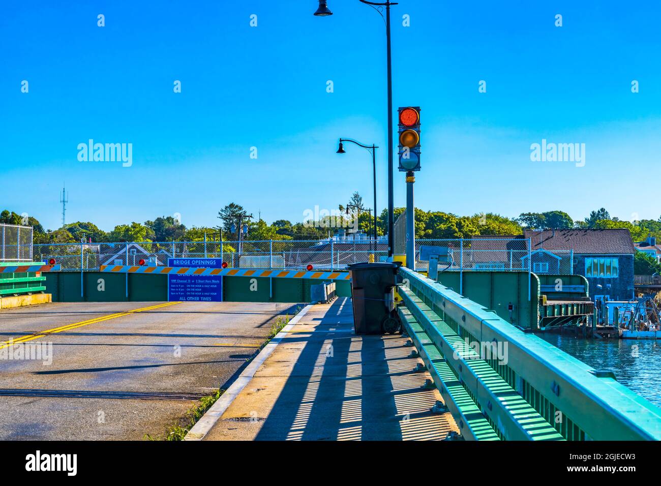Padanaram Bridge, Dartmouth, Massachusetts. Anweisungen zur Brücke, die Brücke öffnet jede Stunde. Stockfoto