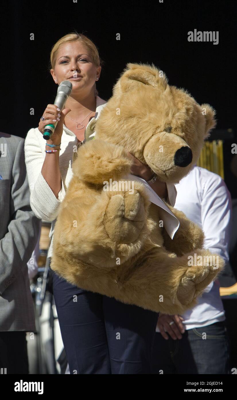 Die Prinzessin bekam einen Teddybär. Prinzessin Madeleine nahm am Tag der Kindheit im Vergnügungspark Grona Lund in Stockholm, Schweden, Teil. Stockfoto