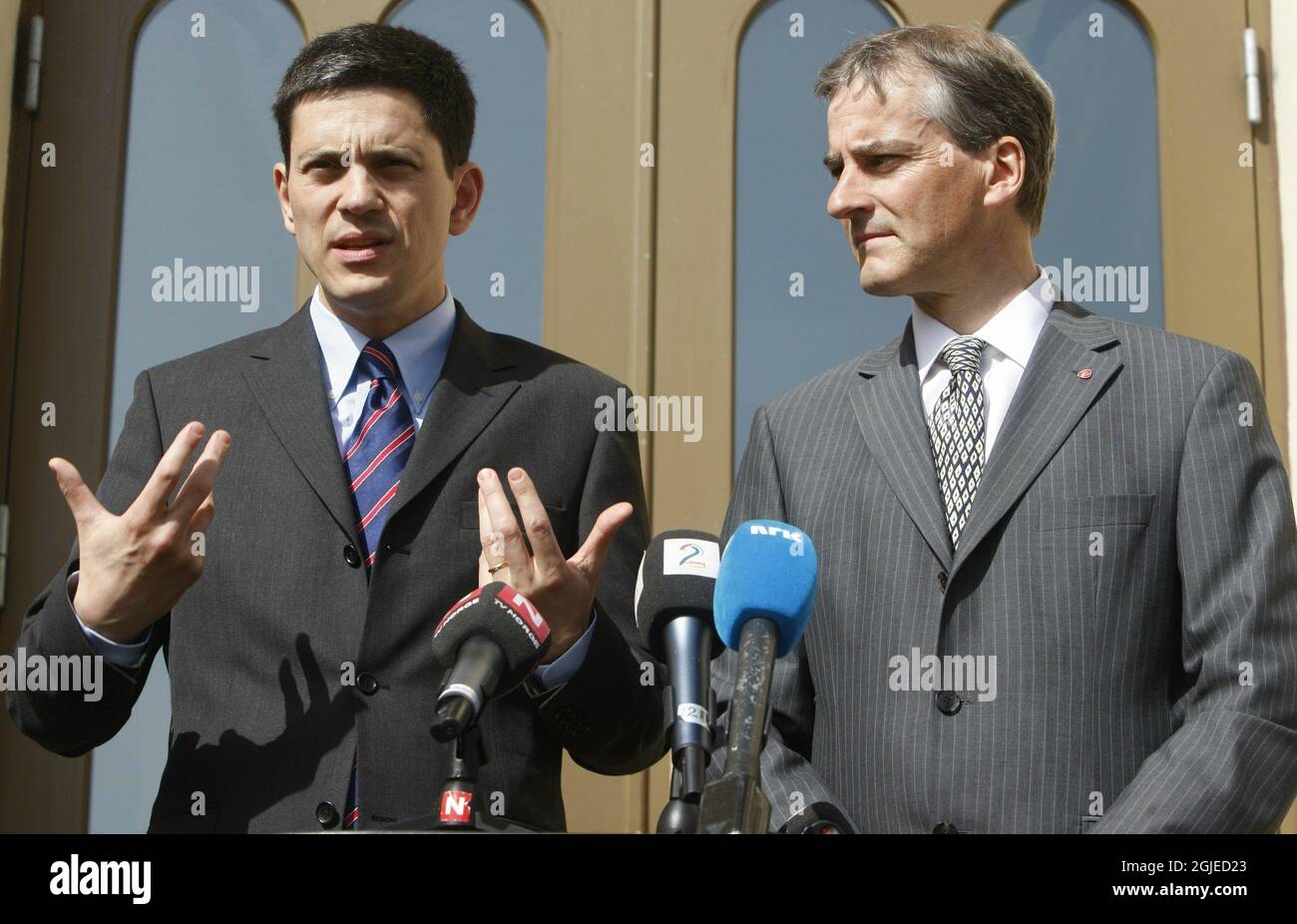 Der britische Außenminister David Miliband (L) bei einer Pressekonferenz nach Gesprächen mit seinem norwegischen Amtskollegen Jonas Gahr Store (R) am Freitag in Oslo. Stockfoto