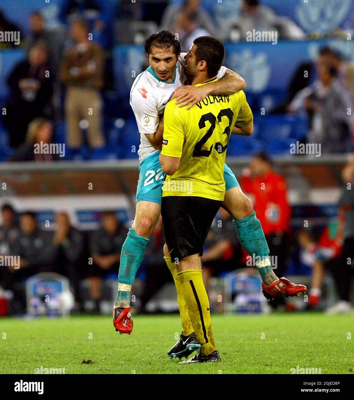 Der türkische Torhüter Volkan DEMIREL und Hamit ALTINTOP feiern sein Tor während des Gruppenkampfs Zwischen der Schweiz und der Türkei im St. Jakob-Park Stadion in Basel, Schweiz. Stockfoto