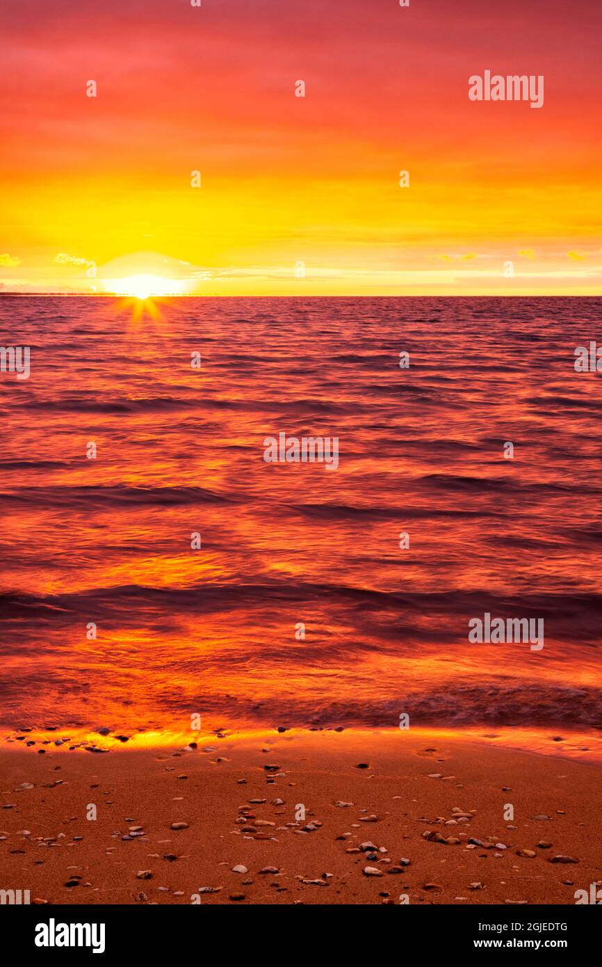 USA, Michigan, Mackinaw City, Sonnenaufgang über dem Lake Huron Stockfoto