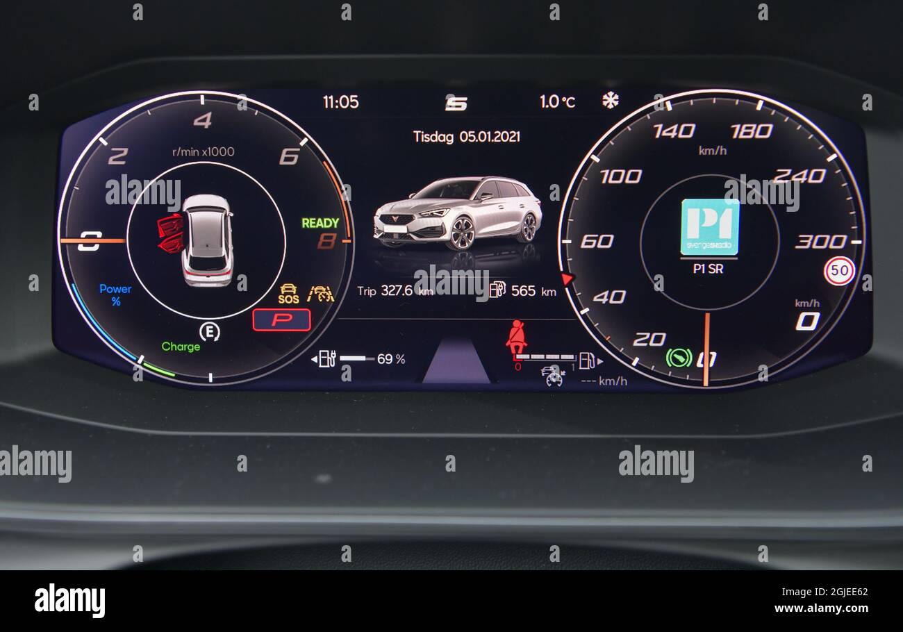 STOCKHOLM 20210531 Cupra Leon Sportstourer e-Hybrid. Forarmiljon. PA den digitala instrumenttavlan kan foraren lasa AV laddning, rackvidd, medel- och momentan forbrukning AV bade el och bensin. Foto anders Wiklund / TT kod 10040 Stockfoto