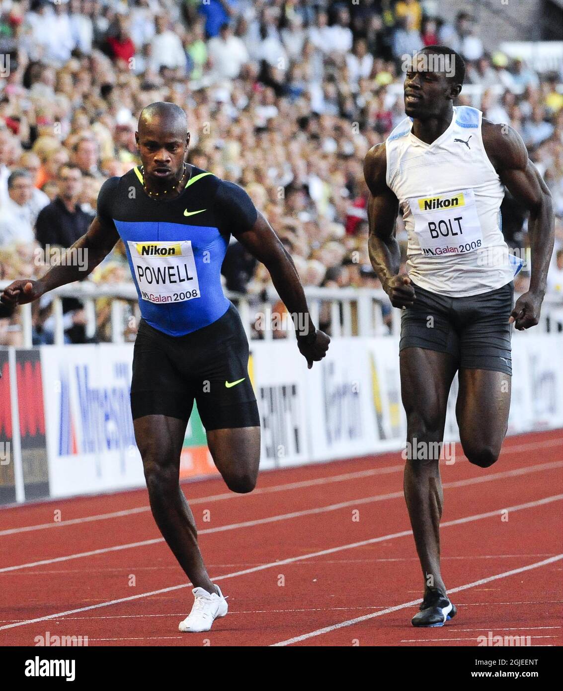 Asafa Powell aus Jamaika (L) gewann das 100-m-Rennen der Männer vor Usain Bolt, Jamaika (R) beim DN Galan Super Grand Prix in der Leichtathletik im Stockholmer Olympiastadion. Stockfoto