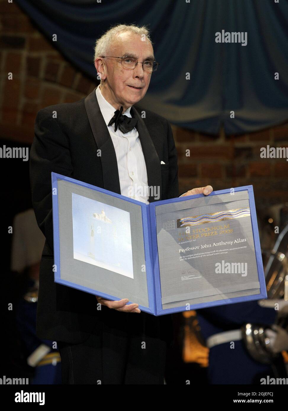 Der britische Professor John Anthony Allan erhält den Stockholm Water Prize 2008 von Schwedens Kronprinzessin Victoria im Rathaus von Stockholm. Der Preis beinhaltet eine Geldprämie in Höhe von 150,000 US-Dollar. Allan vom King's College der University of London gewann den Preis für Studien darüber, wie die Lebensmittelproduktion riesige Mengen an Wasser verbraucht, darunter sein Konzept des virtuellen Wassers, das Wasser misst, das bei der Herstellung von Lebensmitteln und Industrieprodukten verwendet wird. Stockfoto