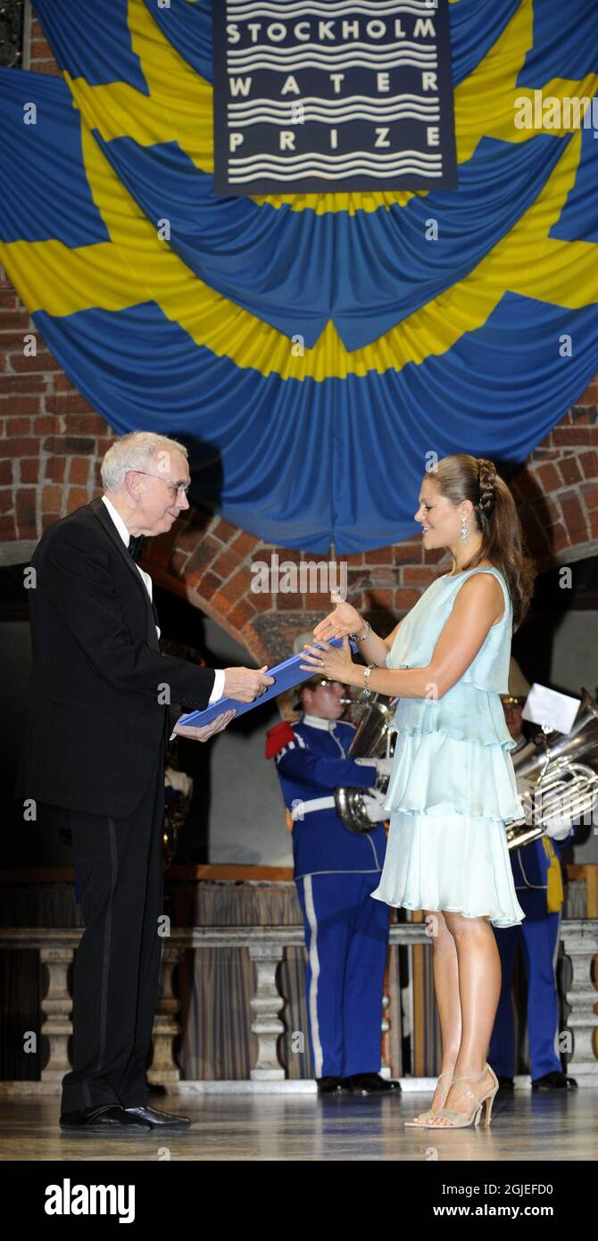 Der britische Professor John Anthony Allan erhält den Stockholm Water Prize 2008 von Schwedens Kronprinzessin Victoria im Rathaus von Stockholm. Der Preis beinhaltet eine Geldprämie in Höhe von 150,000 US-Dollar. Allan vom King's College der University of London gewann den Preis für Studien darüber, wie die Lebensmittelproduktion riesige Mengen an Wasser verbraucht, darunter sein Konzept des virtuellen Wassers, das Wasser misst, das bei der Herstellung von Lebensmitteln und Industrieprodukten verwendet wird. Stockfoto