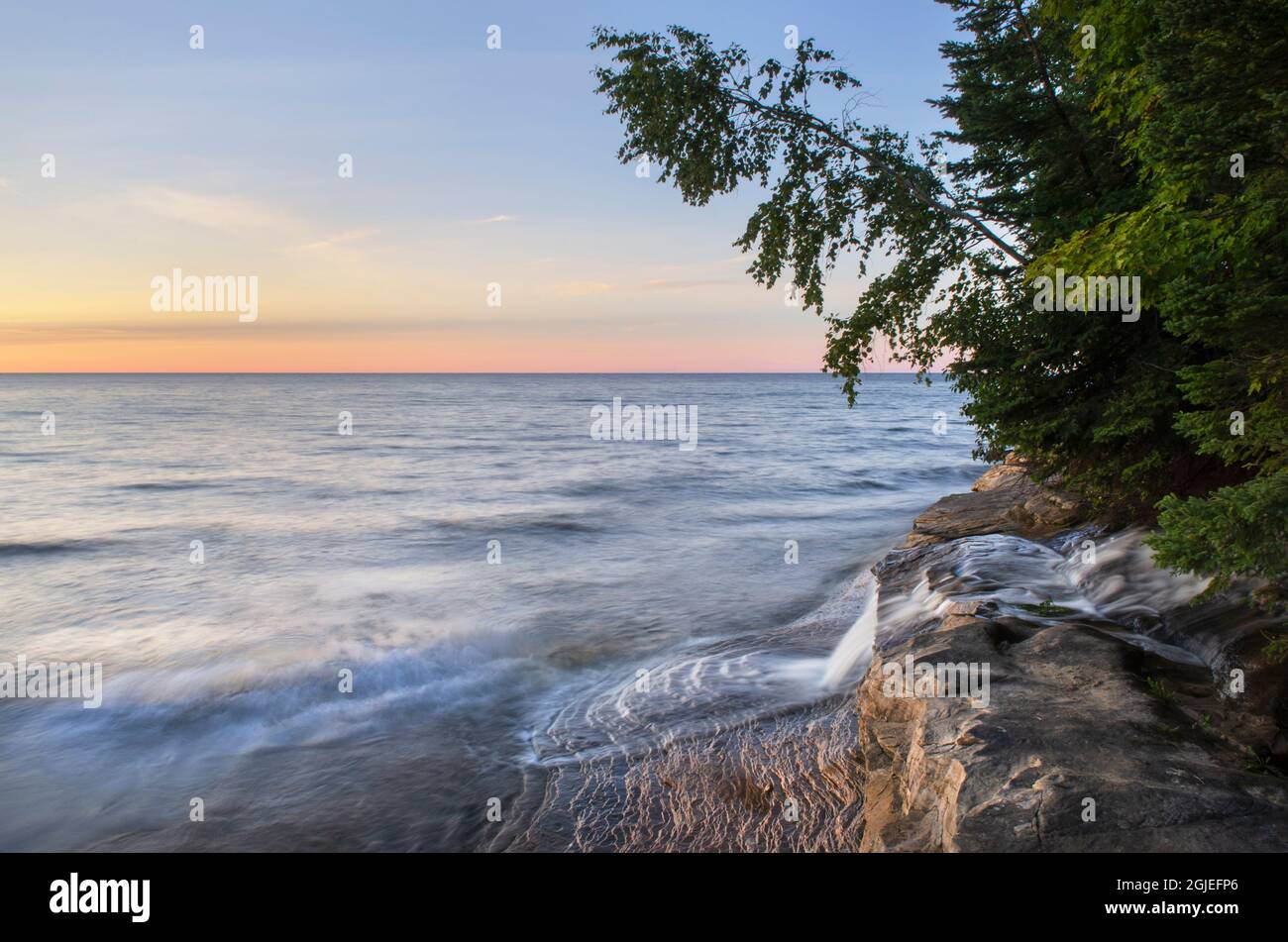 Elliot Falls fließt über Schichten aus Sandstein der Au Train Formation am Miners Beach. Pictured Rocks National Lakeshore, Michigan Stockfoto