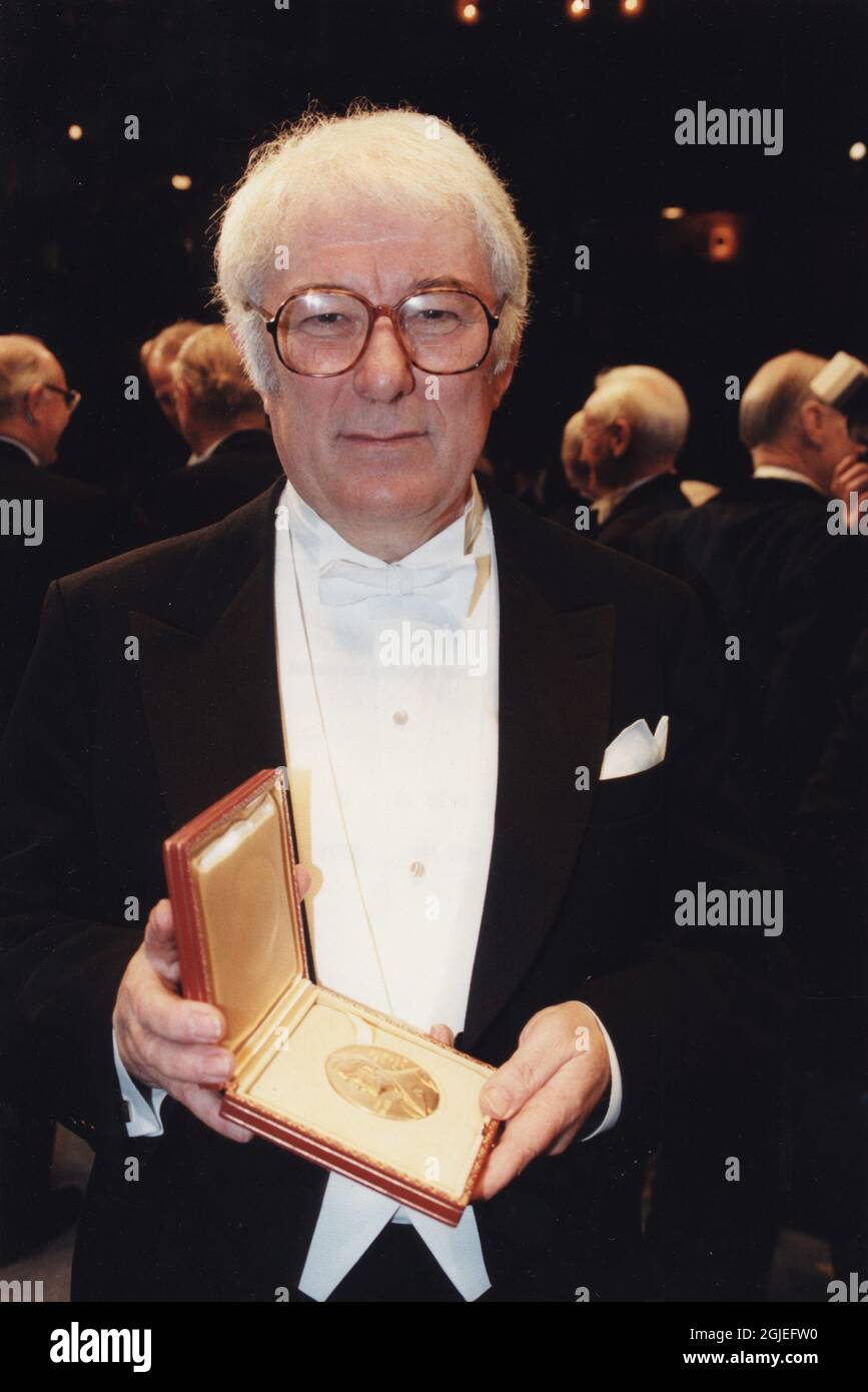 Literaturpreisträger Seamus Heaney mit seinem nobelpreis. Stockfoto