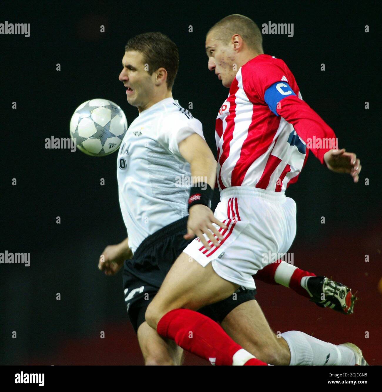 Rosenborgs Azar Karadas (l) wird von Vidic Nemanja, dem Belgrader Roten Stern, herausgefordert (r) Stockfoto