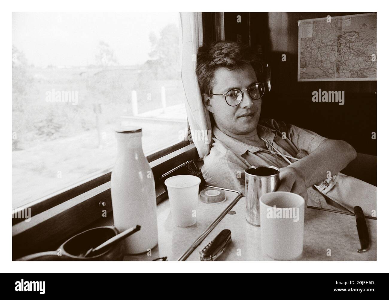 Stieg Larsson im Auftrag der schwedischen Nachrichtenagentur TT und des Magazins Vagabond auf der Transsiberischen Eisenbahn von Moskau nach Hongkong und Peking. Stockfoto