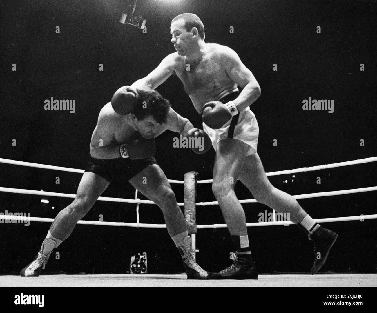 Brian London und der schwedische Schwergewicht-Boxweltmeister Ingemar Johansson (R) Johanssons letztes offizielles Match als Profiboxer in der Johanneshove Arena in Stockholm 1963. Johansson starb am späten Freitag, dem 30. Januar 2008, im Alter von 76 Jahren. Johansson schlug Floyd Patterson, um 1959 den Schwergewichtswelttitel zu gewinnen. Foto: Expressen / SCANPIX / Kod: 192 **AFTONBLADET OUT** Stockfoto