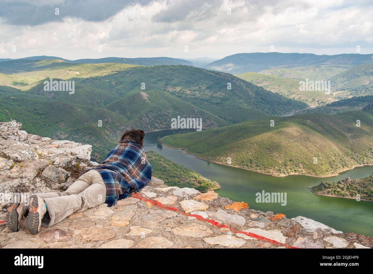 Frau, Frau, Tourist mit Blick über den Parque Nacional de Monfrague und den Fluss Tajo von El Castillo de Monfrague. Extremadura, Spanien. Stockfoto