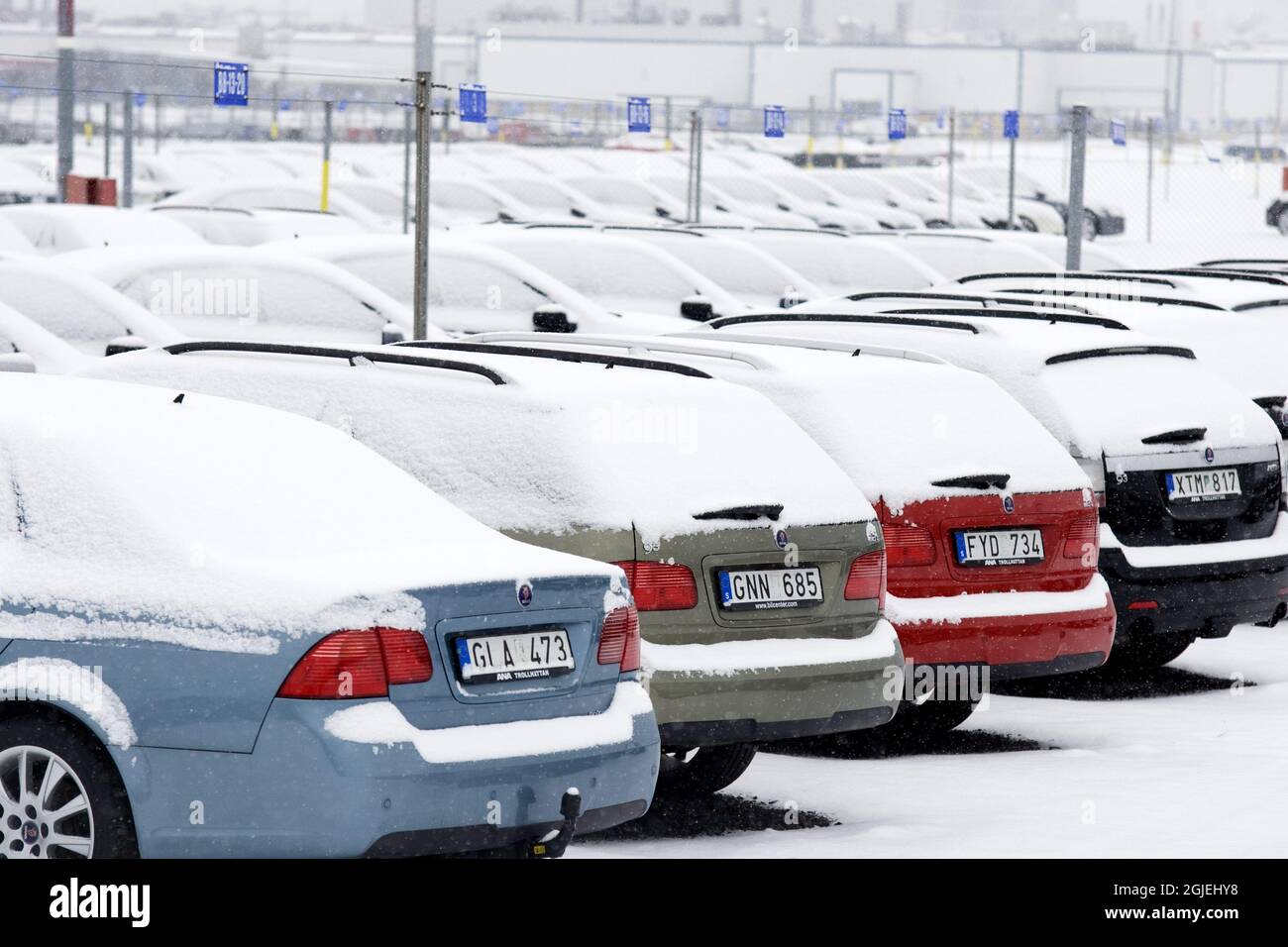 Schneebedeckte Saab-Autos parkten vor dem SAAB-Werk in Trollhattan, Schweden. Saab Automobile ab meldete am Freitag, den 20. Februar 2009, den Wiederaufbau an. Stockfoto