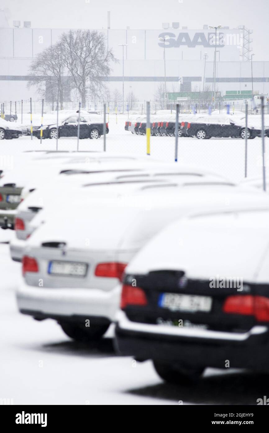 Schneebedeckte Saab-Autos parkten vor dem SAAB-Werk in Trollhattan, Schweden. Saab Automobile ab meldete am Freitag, den 20. Februar 2009, den Wiederaufbau an. Stockfoto