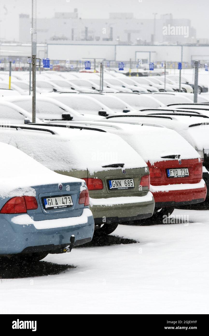 Schneebedeckte Saab-Autos parkten vor dem SAAB-Werk in Trollhattan, Schweden. Saab Automobile ab meldete am Freitag, den 20. Februar 2009, den Wiederaufbau an. Stockfoto