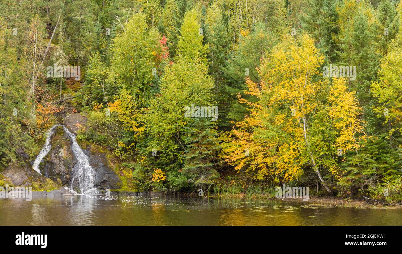USA, Minnesota. Wasserfall in den Wäldern des Voyageurs National Park. Stockfoto